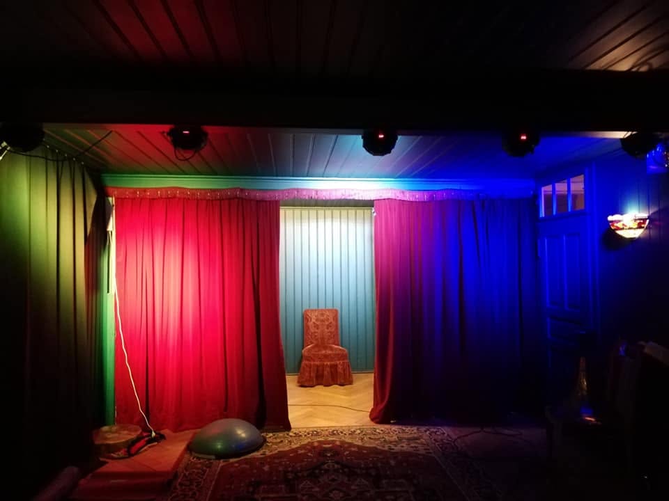 Der erste Auftrag als Mediaquotes, 2021: Bau eines Puppentheaters. Malen, anstreichen, Licht- und Musikanlage anschliessen.