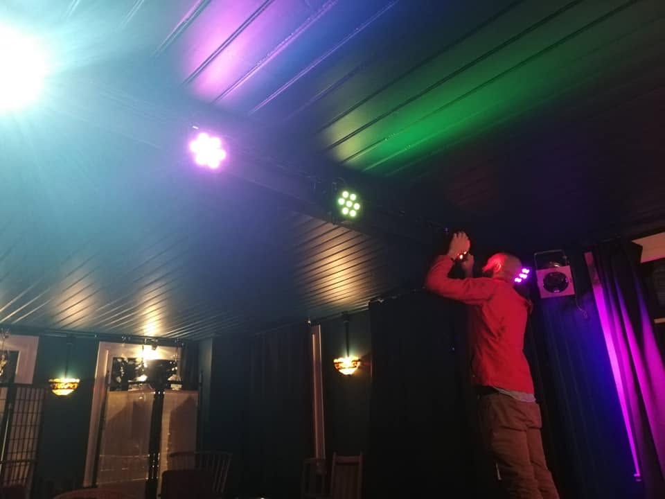 Lichtinstallation im Puppentheater, von Hand montiert und eingerichtet.