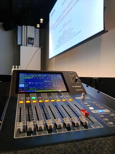 Digitales Mischpult im Konferenzeinsatz.